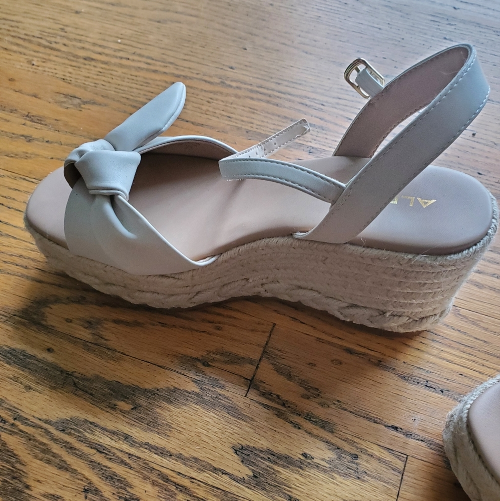 OPEN TO OFFERS Aldo White Platform Espadrille Sandals Size 7.5 - Picture 2 of 4